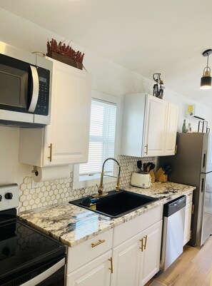 冷蔵庫、電子レンジ、オーブン、コンロ