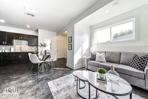 Smart TV - Stunning Modern Suite - King Bed - NFLX - WiFi! (Edmonton)