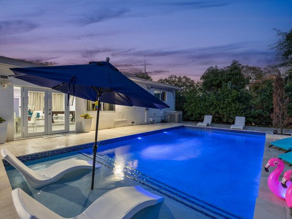 A heated pool - 4BR Oasis w/heated pool & arcade! Pet friendly, groups, couples & families! (Miami)
