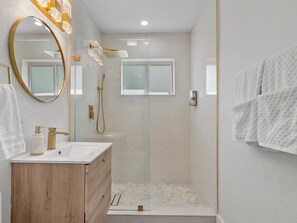 Dusche, Haartrockner, Handtücher, Seife