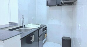 Refrigerador, horno, parrilla de estufa y tetera eléctrica