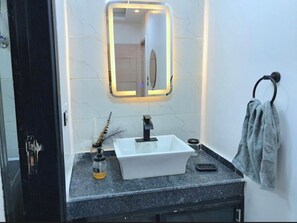 Een douche, een bidet, handdoeken, zeep