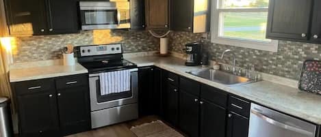 Frigorifero, microonde, forno, piano cottura