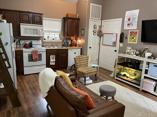 Cozy Guest House w/pool & hot tub!