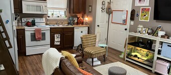 Cozy Guest House w/pool & hot tub!