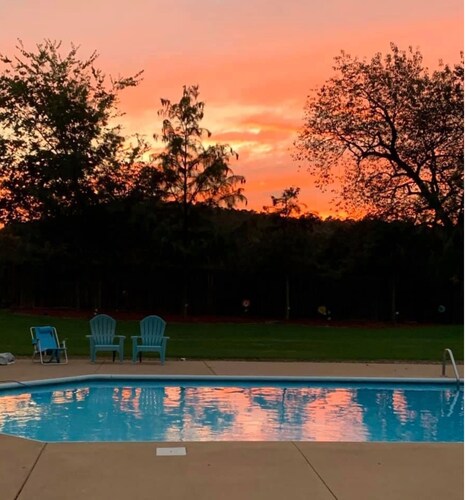 Cozy Guest House w/pool & hot tub!