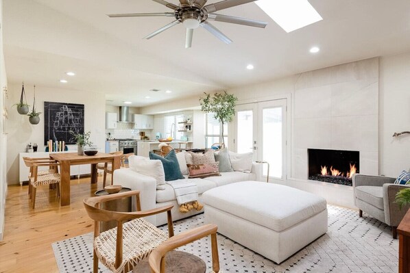 TV, fireplace, offices - Fireplace, Fire Pit, Turf Backyard | Central ATX (Austin)