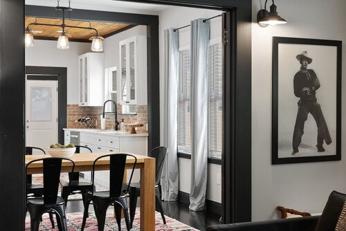 Stylish & Comfy | Historic Area | Walk 2 Campus