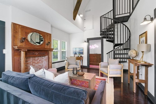 Stylish & Comfy | Historic Area | Walk 2 Campus