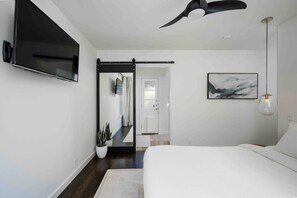 4 bedrooms, iron/ironing board, travel cot, WiFi - SoCo Oasis | Pool + Hot Tub | Heart of ATX (Austin)