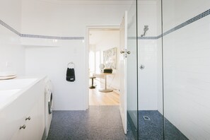 Dusche, umweltfreundliche Kosmetikartikel, Haartrockner, Handtücher