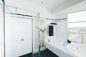 Douche, articles de toilette écologiques, sèche-cheveux