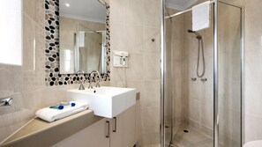 Dusche, Haartrockner, Toilettenpapier