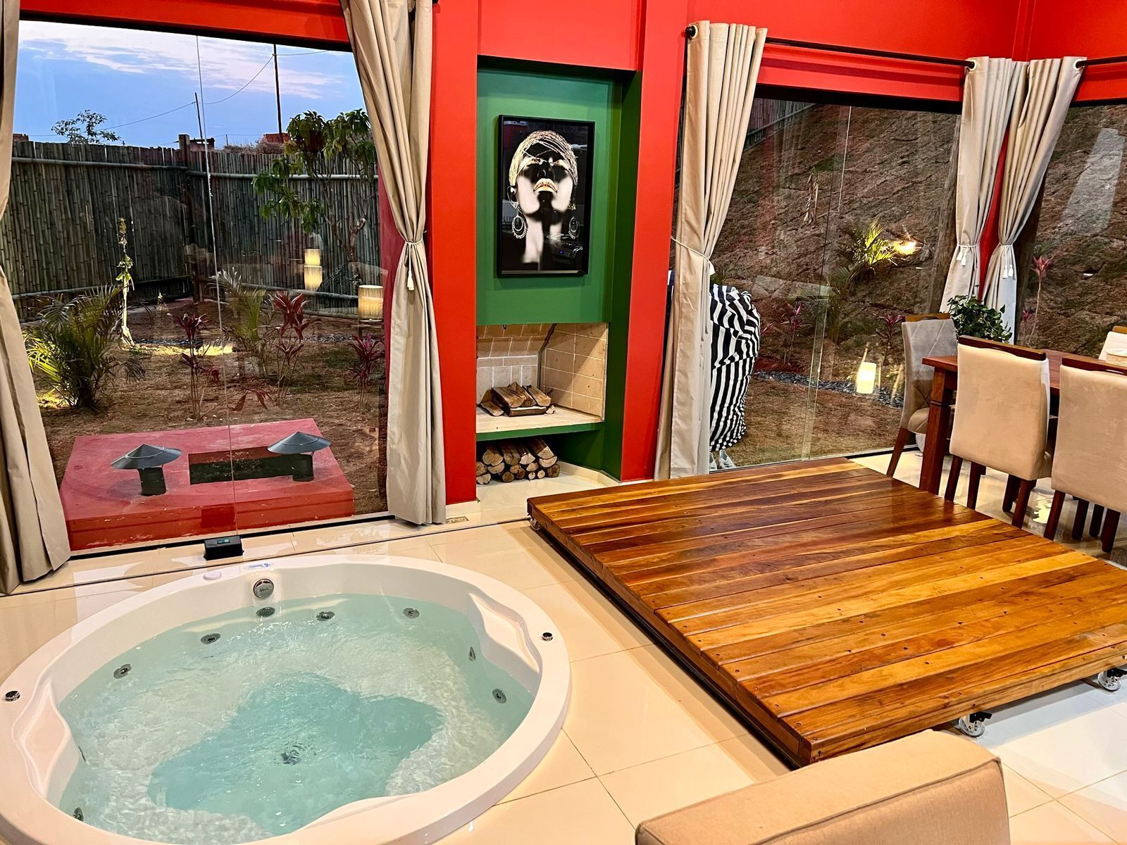 Een moderne badkamer met een houten vloer, een badkuip en een douchehoek.