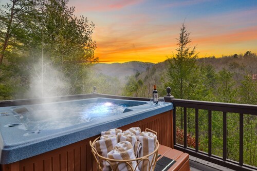Gorgeous Mountain Views, Hot Tub, Fire pit, Game room, Close to town! 