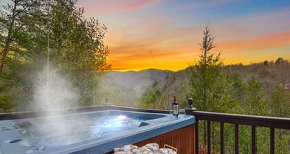Gorgeous Mountain Views, Hot Tub, Fire pit, Game room, Close to town!