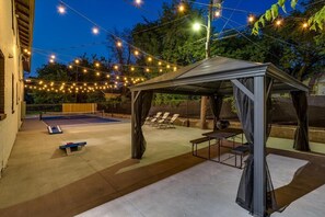 Outdoor dining - Nearby Wesley. Pickle Ball + Bikes + Family Fun! (Wichita)