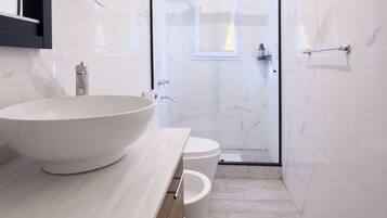 Standard-Vierbettzimmer | Badezimmer | Dusche, kostenlose Toilettenartikel, Haartrockner, Bidet