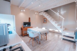 标准四人房 | 高档床上用品、遮光窗帘、免费婴儿床、旅行婴儿床