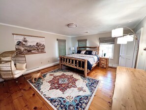 6 slaapkamers, een bureau, een strijkplank/strijkijzer, reisbedje