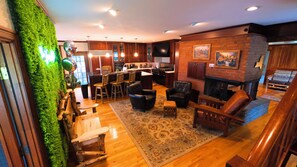 Een smart-tv en een open haard