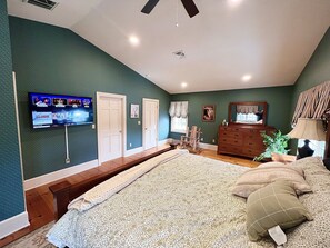 6 bedrooms, desk, iron/ironing board, travel cot - Spacious Colonial Farmhouse on 240 Acres (Parish)