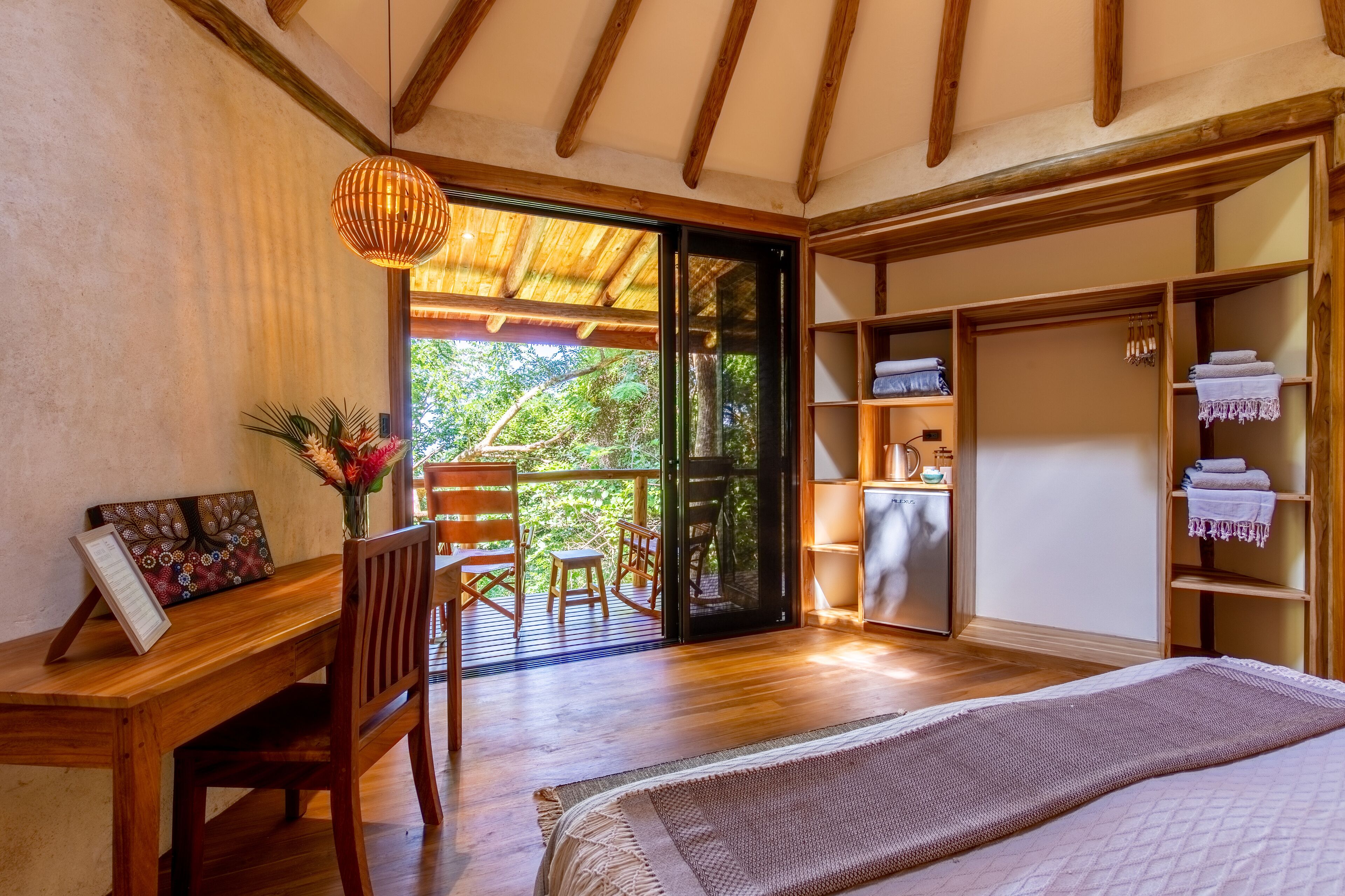 أغطية فراش متميزة وخزنة داخل الغرفة وواي فاي مجانًا وملاءات أسرّة