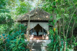 Garden Glamping | Ropa de cama de alta calidad y caja de seguridad en la habitación 