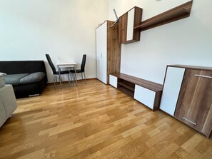 Economy Triple Room - EasyStay 3BR shared Apt. Near Meidling (Vienna)