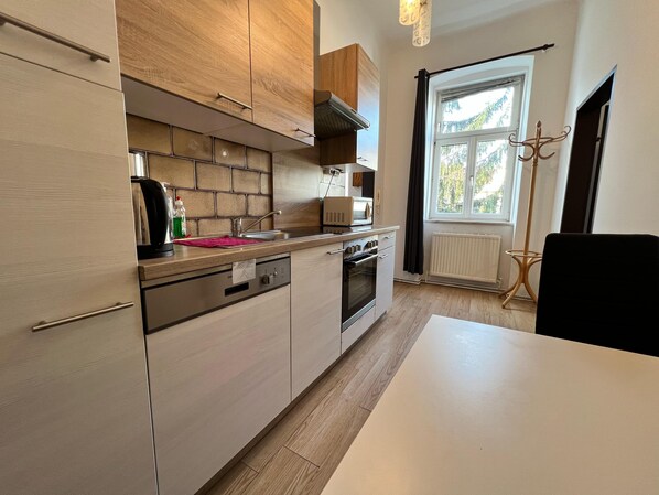 Full-sized fridge, microwave, oven, stovetop - EasyStay 3BR shared Apt. Near Meidling (Vienna)