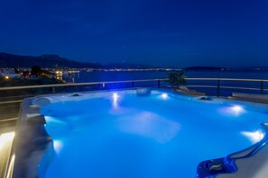 Pool - Beachfront Villa Atlantis with Pool (Kaštel Štafilić)