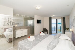 5 bedrooms, iron/ironing board, free WiFi, bed sheets - Beachfront Villa Atlantis with Pool (Kaštel Štafilić)