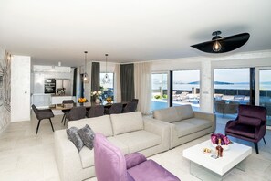 TV - Beachfront Villa Atlantis with Pool (Kaštel Štafilić)