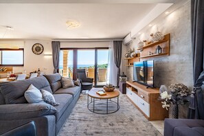 TV - Villa Sailing Blue with Pool (Selca)