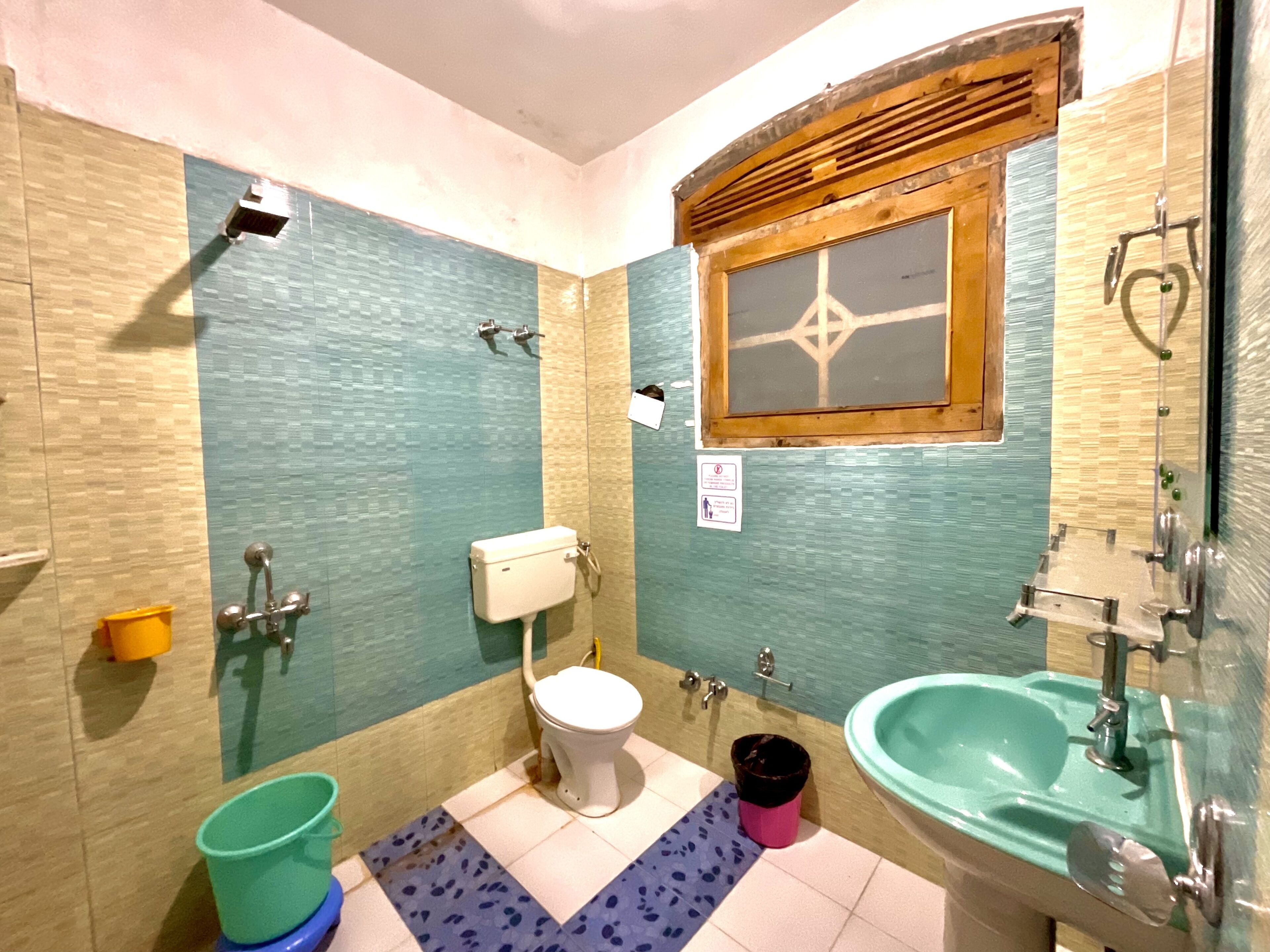 Shower, free toiletries, towels