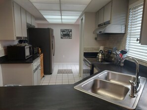 Kjøleskap, mikrobølgeovn, ovn og kokeplater