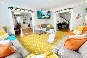 Living area - ELEGANT, SPACIOUS FAMILY HOME - 1/2 MILE FROM WESLEY HOSPITAL - 11 BEDS (Wichita)