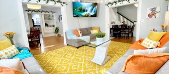 ELEGANT, SPACIOUS FAMILY HOME - 1/2 MILE FROM WESLEY HOSPITAL - 11 BEDS