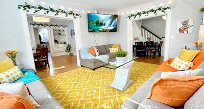 ELEGANT, SPACIOUS FAMILY HOME - 1/2 MILE FROM WESLEY HOSPITAL - 11 BEDS