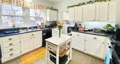 ELEGANT, SPACIOUS FAMILY HOME - 1/2 MILE FROM WESLEY HOSPITAL - 11 BEDS