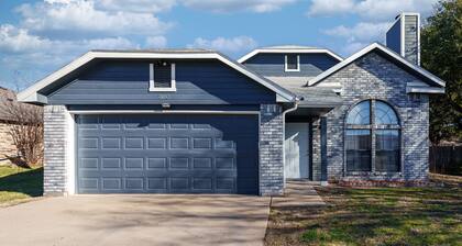 Spacious 3BR/2.5BA House with Serene Balcony Retreat - Your Perfect Getaway