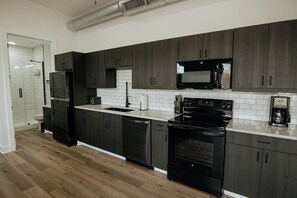 冷蔵庫、電子レンジ、オーブン、コンロ