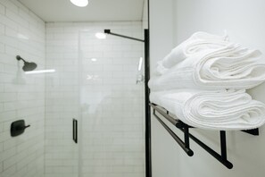 Douche, séchoir à cheveux, serviettes fournies, savon