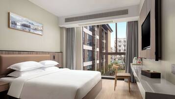 Deluxe Room, 1 King Bed, Non Smoking | Fitness facility