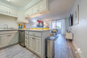 Fridge, microwave, oven, stovetop - Hello Sunshine, 60 yards from the beach (Destin)