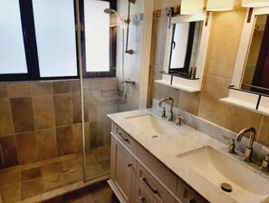 Douche, sèche-cheveux, serviettes fournies, savon