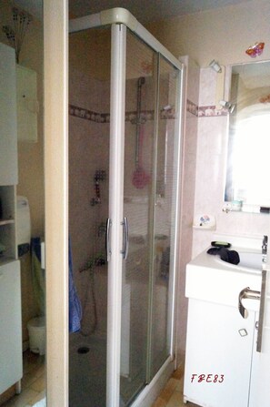 Douche, sèche-cheveux