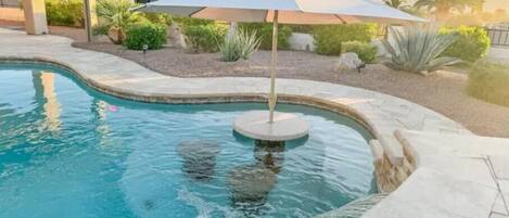 Una piscina al aire libre