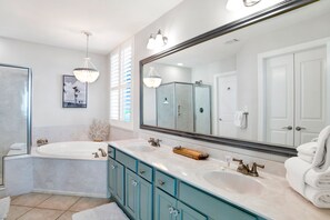 Een douche, een bubbelbad, een haardroger, handdoeken