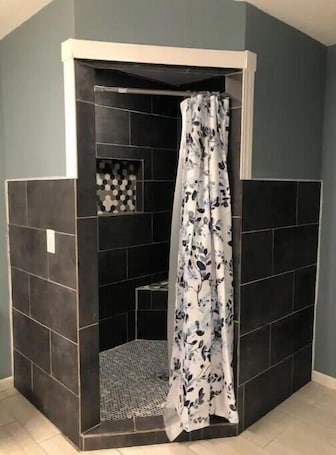 Hair dryer, towels, soap, shampoo. Sleeps 6. Pets welcome. Wi-Fi. 3 bedroom house